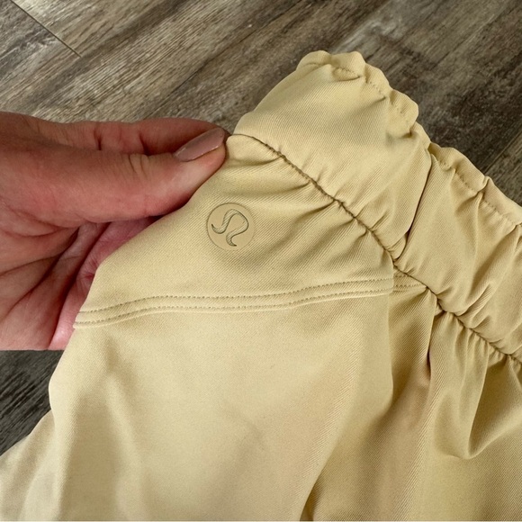 Lululemon 🍋 STRETCH LUXTREME HIGH-RISE SHORT 3.5"
Prosecco - Picture 5 of 7